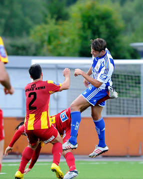 Göteborgs nr 5 Philip Haglund och Syrianska nr 2 Suleyman