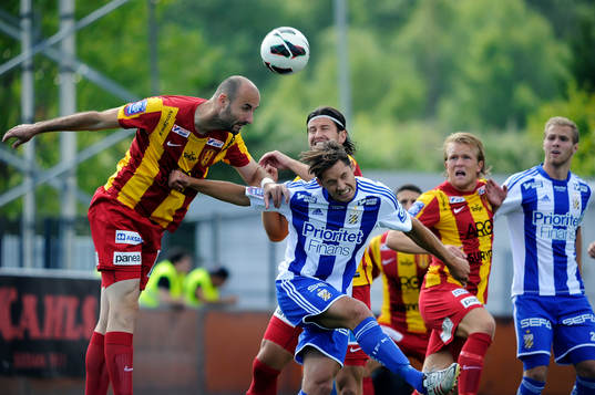 Göteborgs nr 9 Lasse Vibe samt Syrianska nr 23 Dinko Felic