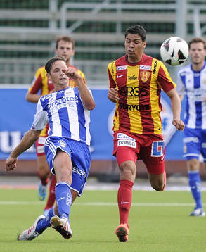 Göteborgs nr 5 Philip Haglund och Syrianska nr 14 Gabriel