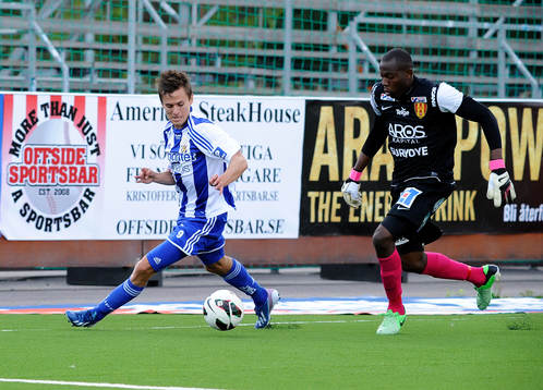 Göteborgs nr 9 Lasse Vibe och Syrianska målvakt nr 21