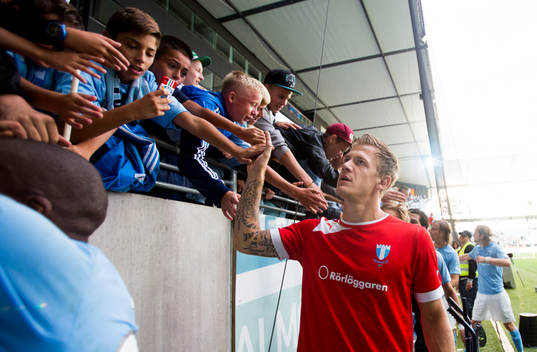 Malmö FFs målvakt Johan Dahlin tackar fansen