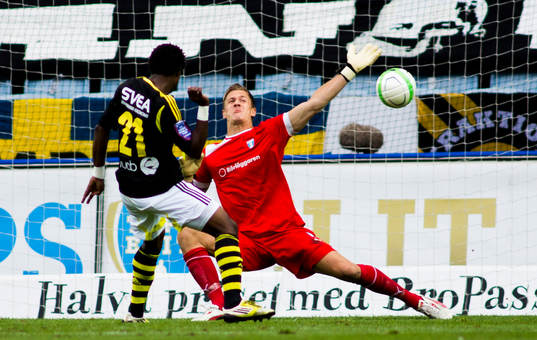 Malmö FFs målvakt Johan Dahlin räddar ett jätteläge av