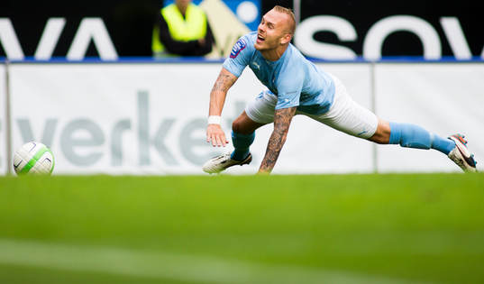 Malmö FFs Magnus Eriksson görs ner i straffområdet av