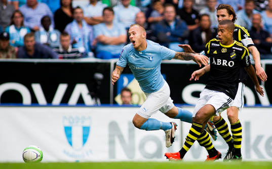 Malmö FFs Magnus Eriksson görs ner i straffområdet av