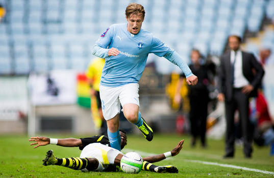 Malmö FFs Erik Forsberg blir hårt uppvaktad av AIKs