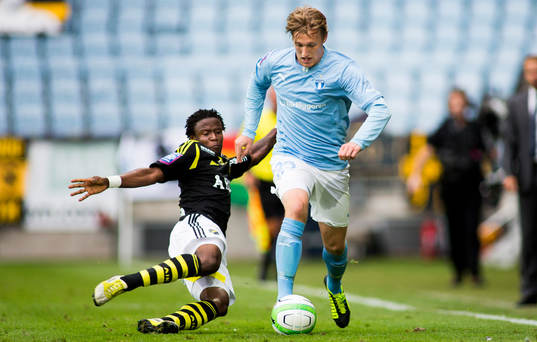 Malmö FFs Erik Forsberg blir hårt uppvaktad av AIKs