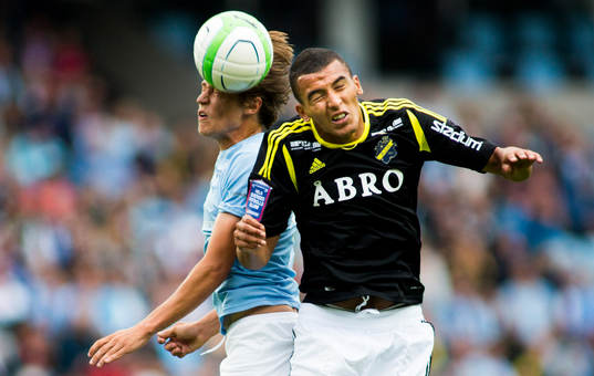 AIKs Nabil Bahoui i nickduell med Malmö FFs Simon Thern