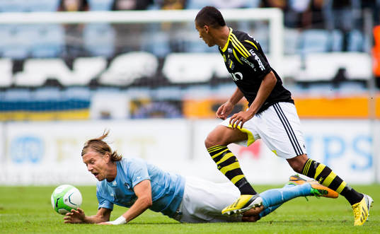 Malmö FFs Markus Halsti blir kapad av AIKs Nabil Bahoui
