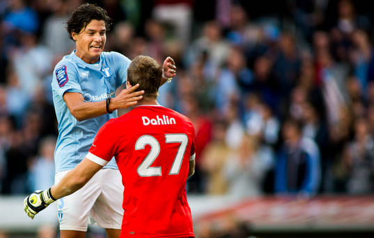 Malmö FFs Mikko Albornoz och målvakten Johan Dahlin jublar