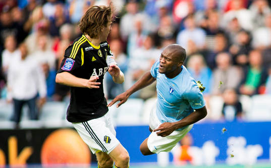 Malmö FFs Tokelo Rantie åker på en flygtur