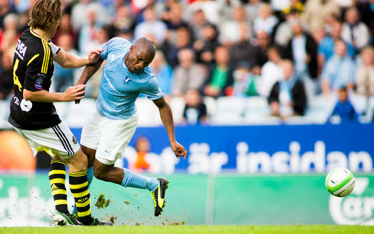 Malmö FFs Tokelo Rantie åker på en flygtur