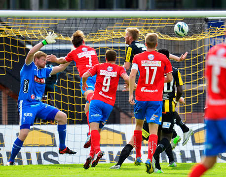 Östers Freddy Söderberg, gör 0-1 i fotbollsmatchen