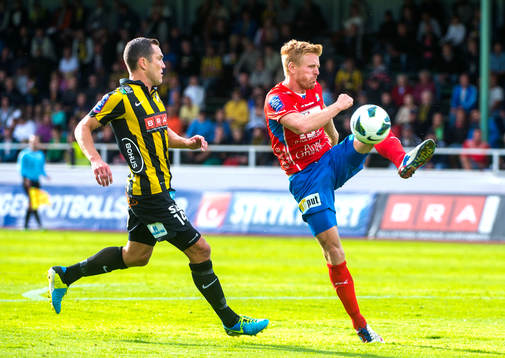 Häckens Martin Ericsson och Östers Josef Elvby i