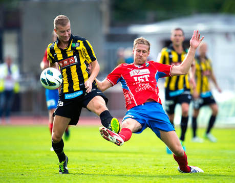 Häckens Simon Gustafson och Östers Mario Vasilj i