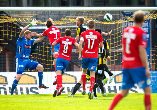 Östers Freddy Söderberg gör 0-1 bakom Häckens målvakt