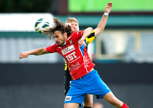 Östers Vlado Zlojutro och Häckens Oscar Lewicki i
