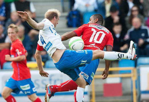 Andreas Johansson, Norrköping, fångar in Alvaro Santos,