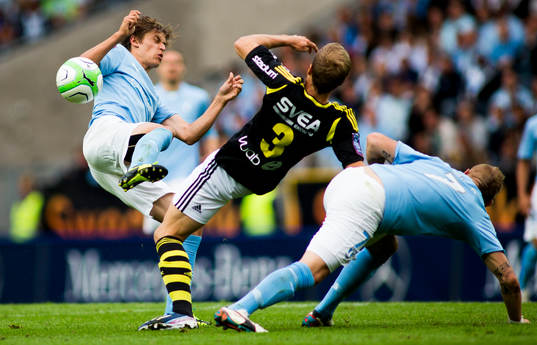 Malmö FFs Simon Thern och Magnus Eriksson i tuff kamp med