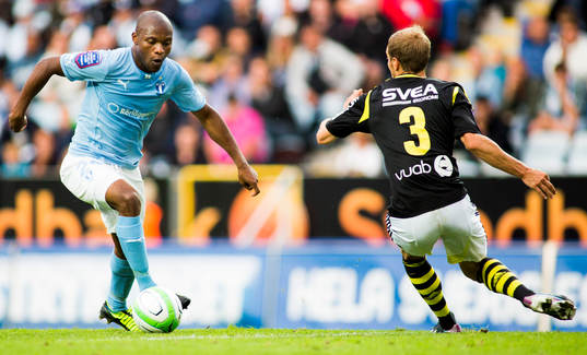 Malmö FFs Tokelo Rantie utmanar AIKs Per Karlsson