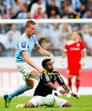 AIKs Kennedy Igboananike är hårt uppvaktad av Malmö FFs
