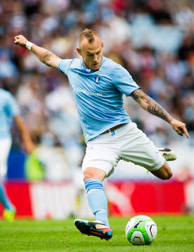 Malmö FFs Magnus Eriksson laddar upp för ett skott
