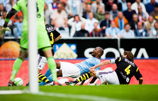 Malmö FFs Tokelo Rantie rivs ner i straffområdet av AIKs