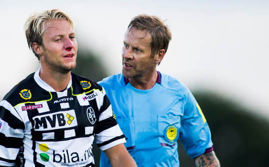 Landskronas Fredrik Karlsson med näsblod domare Lars