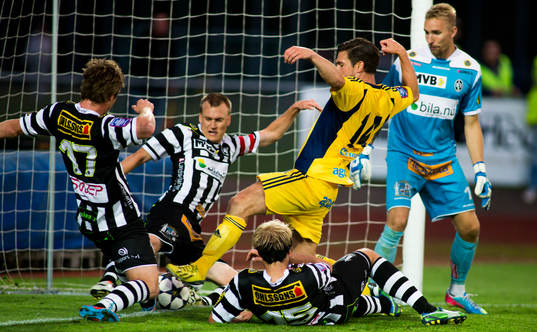 Ängelholms Robin Staf trycker in 2-1
