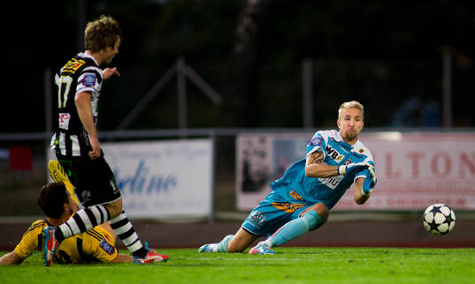 Ängelholms Robin Staf skjuter in 1-1 bakom Landskronas