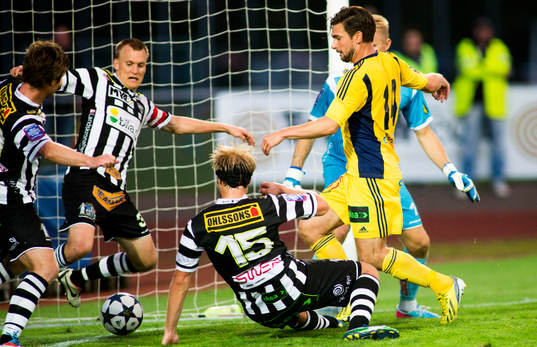 Ängelholms Robin Staf trycker in 2-1 målet medan