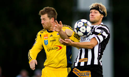 Landskronas Fredrik Karlsson bröstar ner bollen framför