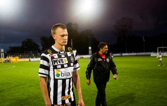 Landskronas Linus Malmqvist deppar när han lämnar planen