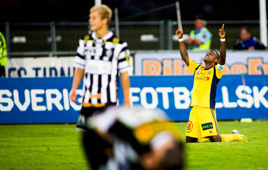Ängelholms Monday Samuel jublar och tackar högre makter