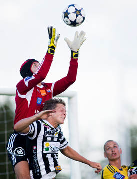 Ängelholms målvakt Matt Pyzdrowski plockar bollen