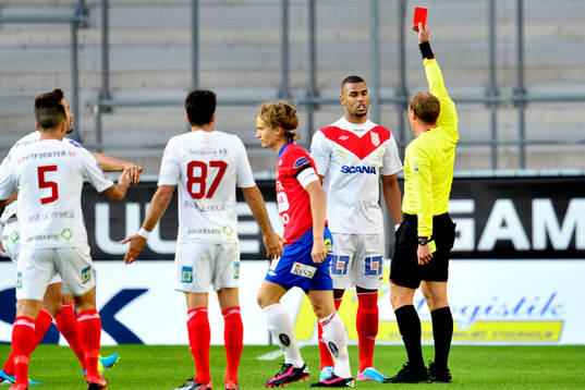 Assyriskas Linus Malmborg får rött kort i fotbollsmatchen