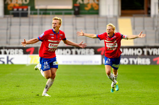 Örgrytes Sebastian Ohlsson (tv) jublar med Jacob Ericsson