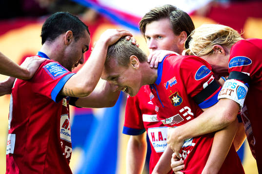 Örgrytes Sebastian Olsson gör 1-0 och kramas om av bla