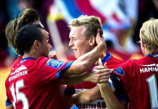 Örgrytes Sebastian Olsson gör 1-0 och kramas om av bal