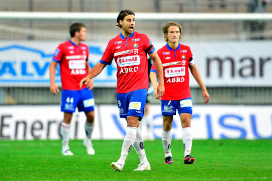 Örgrytes George Mourad byts in i fotbollsmatchen mellan