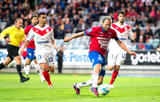 Örgrytes Emil Karlsson gör 2-0 i fotbollsmatchen mellan