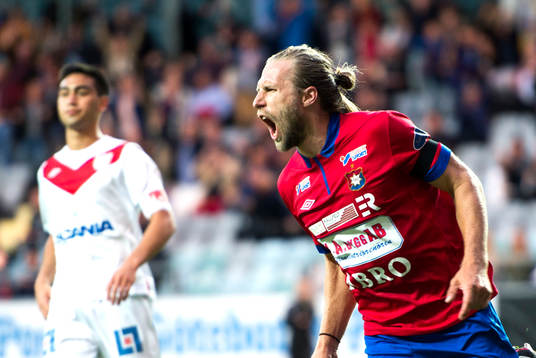 Örgrytes Emil Karlsson gör 2-0 i fotbollsmatchen mellan