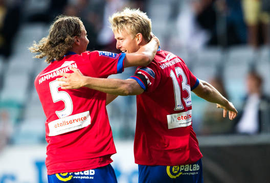 Örgrytes Johan Hedman gör 3-0 och gratuleras av Jonathan