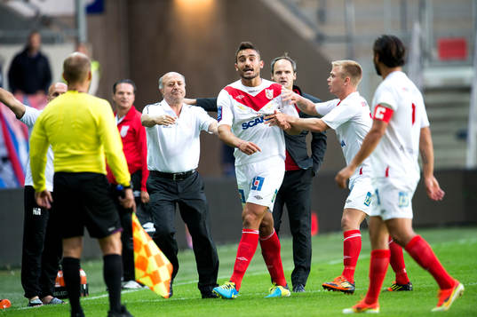 Assyriskas Sotiris Papagiannopoulus får rött kort och
