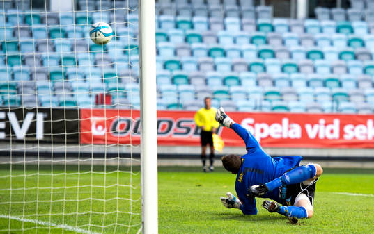 Assyriskas målvakt Robin Malmkvist, släpper in 1-0 i