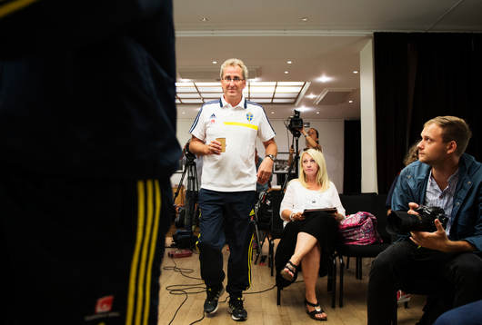 Sveriges förbundskapten Erik Hamrén på väg in till en
