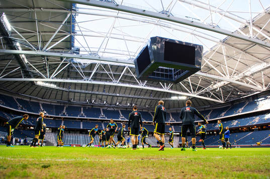Det svenska fotbollslandslaget värmer upp