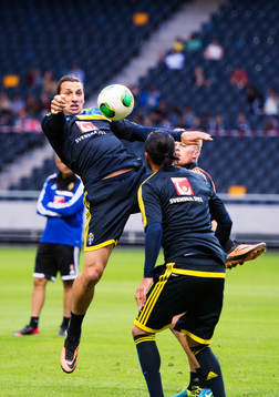 Zlatan Ibrahimovic tar ner bollen