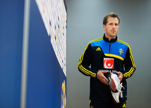 Tobias Hysén på väg in till
