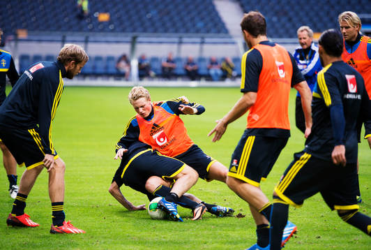 Pontus Wernbloom fäller Oscar Hiljemark