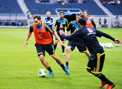 Johan Elmander dribblar